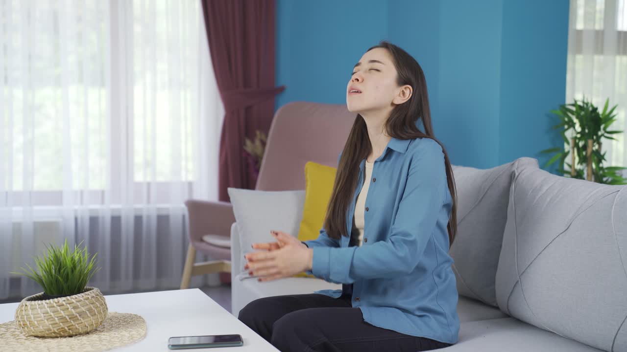 아시아 무슬림 십대 소녀가 기도하고, 알라에게 간청하고, 감사하고 있습니다.