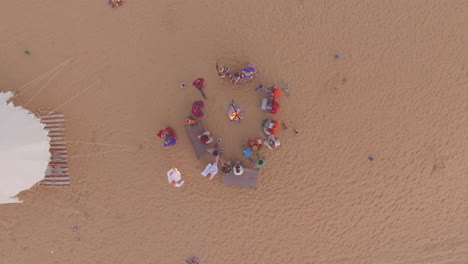 La-Tribu-Gitana-De-Rajasthani-Está-Realizando-Su-Baile-Icónico-Para-Algunos-Turistas-Junto-A-Un-Fuego-Nacido-En-Dunas-De-Arena-Rodeadas-De-Tiendas-De-Campaña