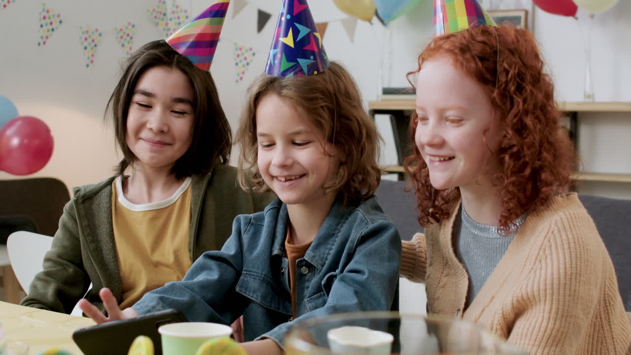 생일파티에서 아이들