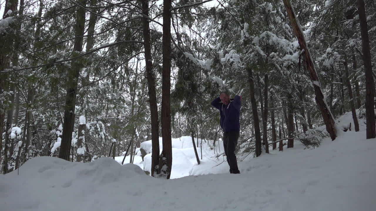 hombre golpeó un árbol para provocar nevadas