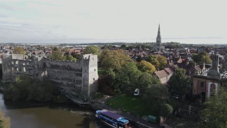 Newark-On-Trent-Castle-Und-River-Rising-Drohnenaufnahmen,-Die-Die-Stadt-Im-Hintergrund-Enthüllen