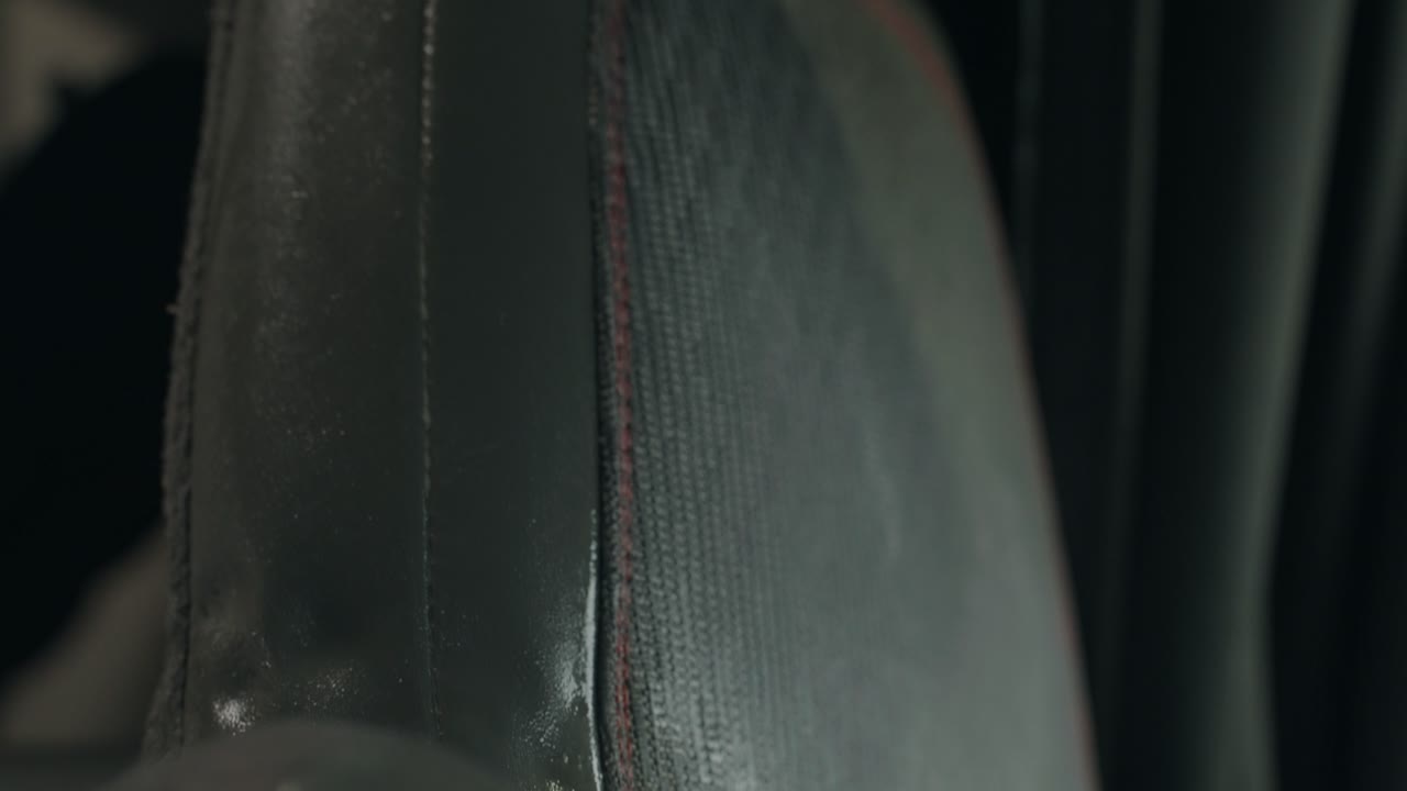 드릴 스크러버와 함께 트럭 운전자 좌석을 는 것