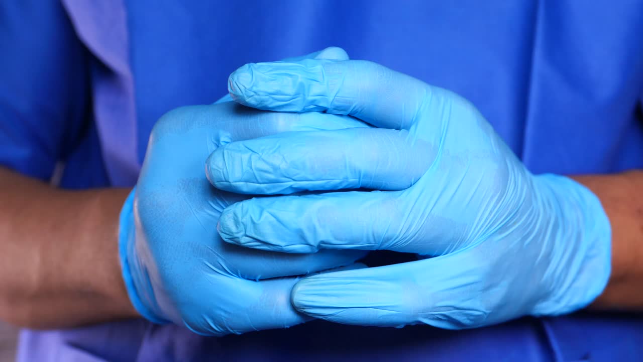 médico o enfermera con guantes azules