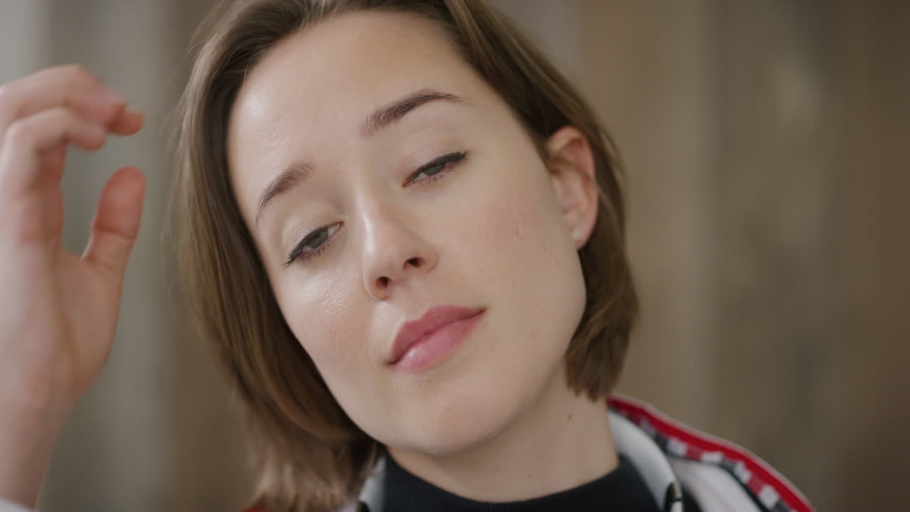 retrato en primer plano de una hermosa mujer joven corriendo con la mano a través del cabello buscando confianza mujer caucásica belleza femenina cámara lenta