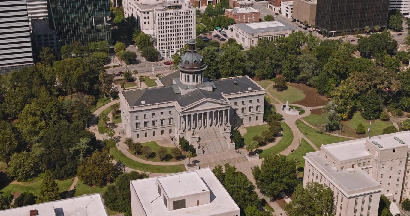 Columbia, Carolina do Sul: Sobrevoo aéreo v38 em vista panorâmica sobre o campus universitário em direção ao centro da cidade e à Casa do Estado da Carolina do Sul - Filmado com Inspire 3 8k - 3 de outubro de 2023