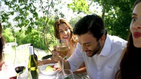 Grupo-De-Amigos-Interactuando-Entre-Sí-Mientras-Beben-Vino