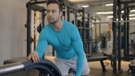 Un-Ejercicio-De-Remo-Con-Mancuernas-De-Un-Solo-Brazo-Con-Un-Hombre-Europeo-En-Forma-En-Un-Gimnasio