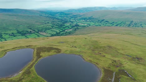 Vorwärts-Bewegende-Drohnenaufnahme,-Die-Die-Wunderschöne-Landschaft-Hinter-Den-Whernside-Tarns-In-England-Zeigt