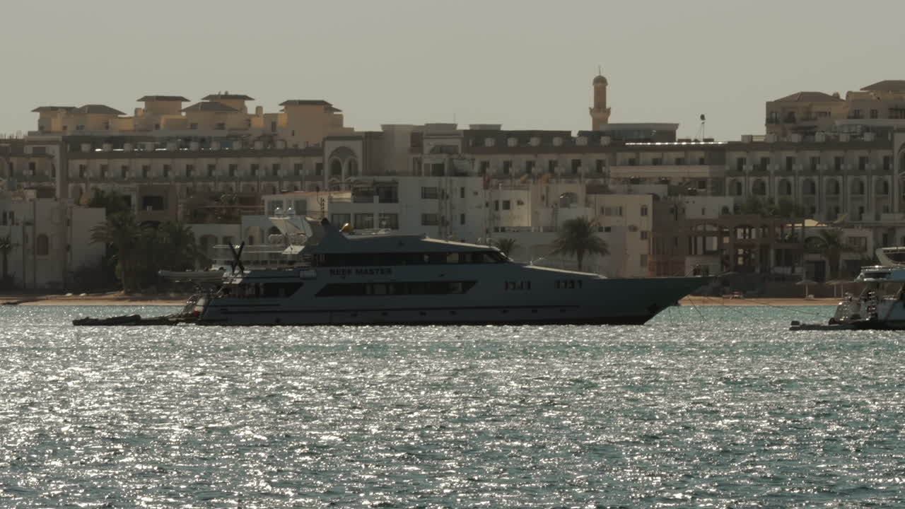 Ripresa grandangolare con lenta panoramica verticale di un superyacht in mare in Egitto