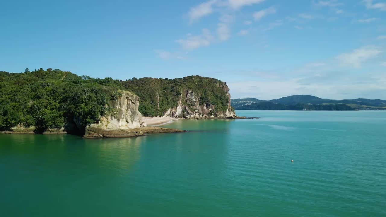 полет беспилотника над вершинами скал тропического острова в летний день