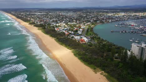 día nublado en la costa del sol, mooloolaba, alexandra headland, queensland, australia