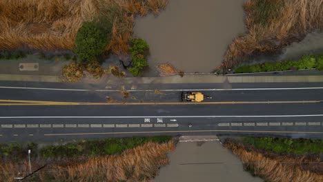 Un-Tractor-Sacando-Arbustos-De-La-Carretera