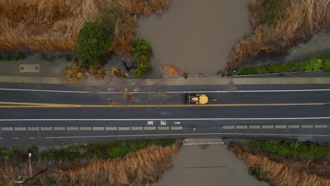 un tractor moviendo arbustos fuera de la carretera
