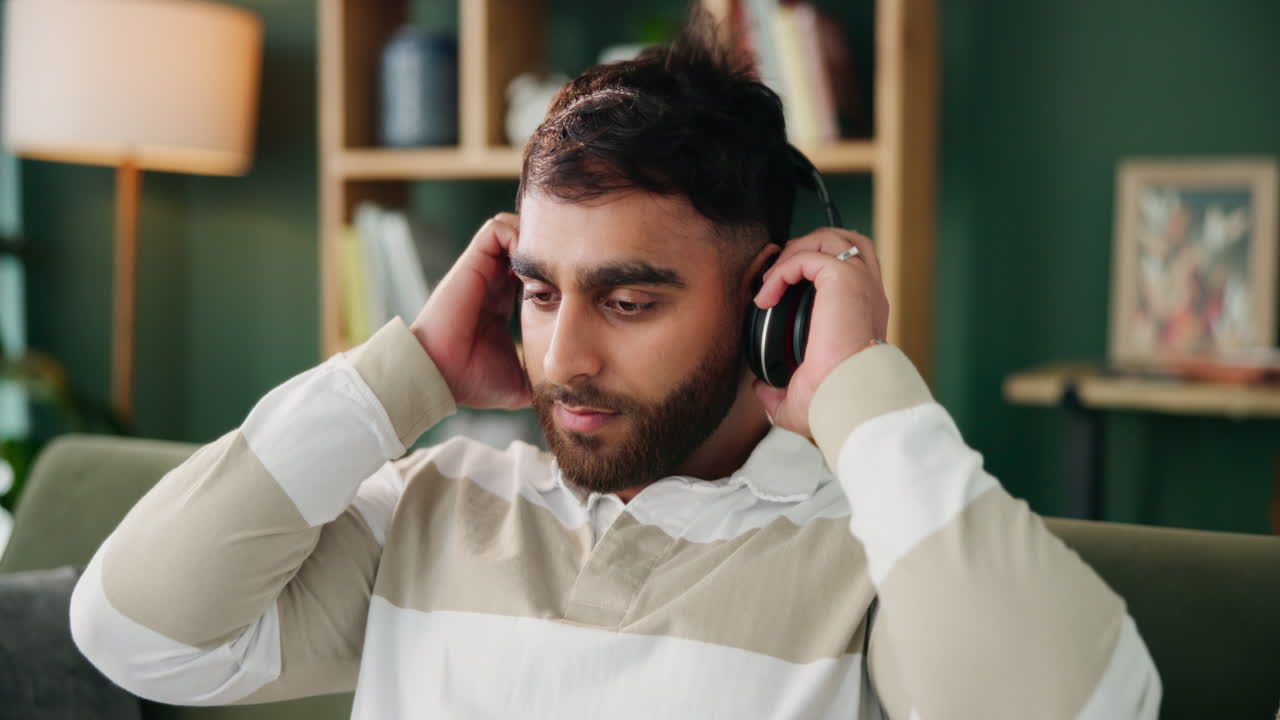 hombre relajándose en el sofá con auriculares