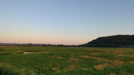 paisaje rural escénico al amanecer o al anochecer