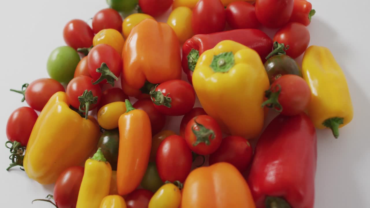 ⁇  배경 에 회전 하는 신선 한 고추 와 토마토 의 비디오