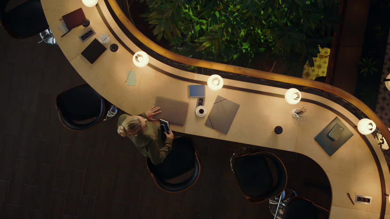 코워킹에서 오버타임을 하는 여성. 컴퓨터에 앉아 있는 여성 프리랜서.