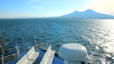 Monte-Vesubio-Desde-La-Cubierta-Vacía-Del-Ferry-Que-Navega-Por-El-Mar-Con-Agua-Reluciente-En-Italia-El-Día-Soleado