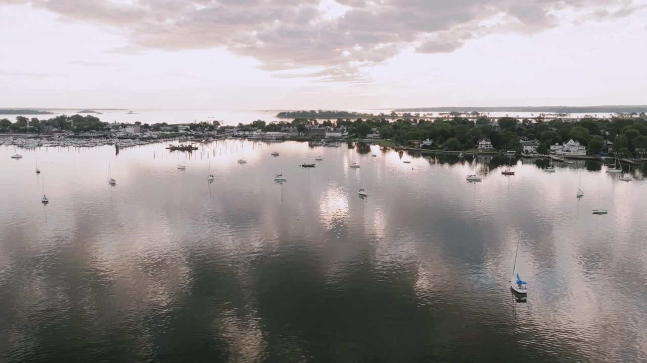 Luftfoto av City Island ved soloppgang. Fotografert i The Bronx en sommermorgen