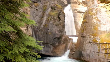 primer plano de una pequeña cascada en terreno rocoso