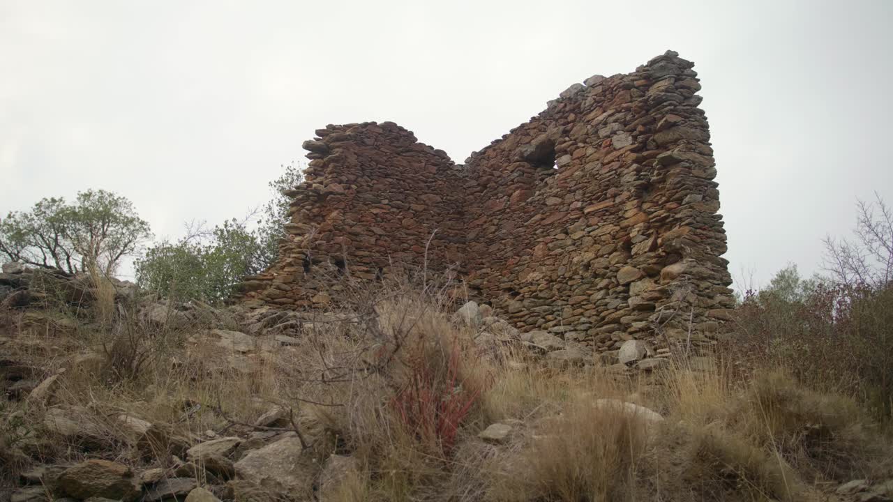 antigua estructura de adoquines en dolmen creu cobertella cerca del megalítico y la piedra seca en rosas, cataluña, españa