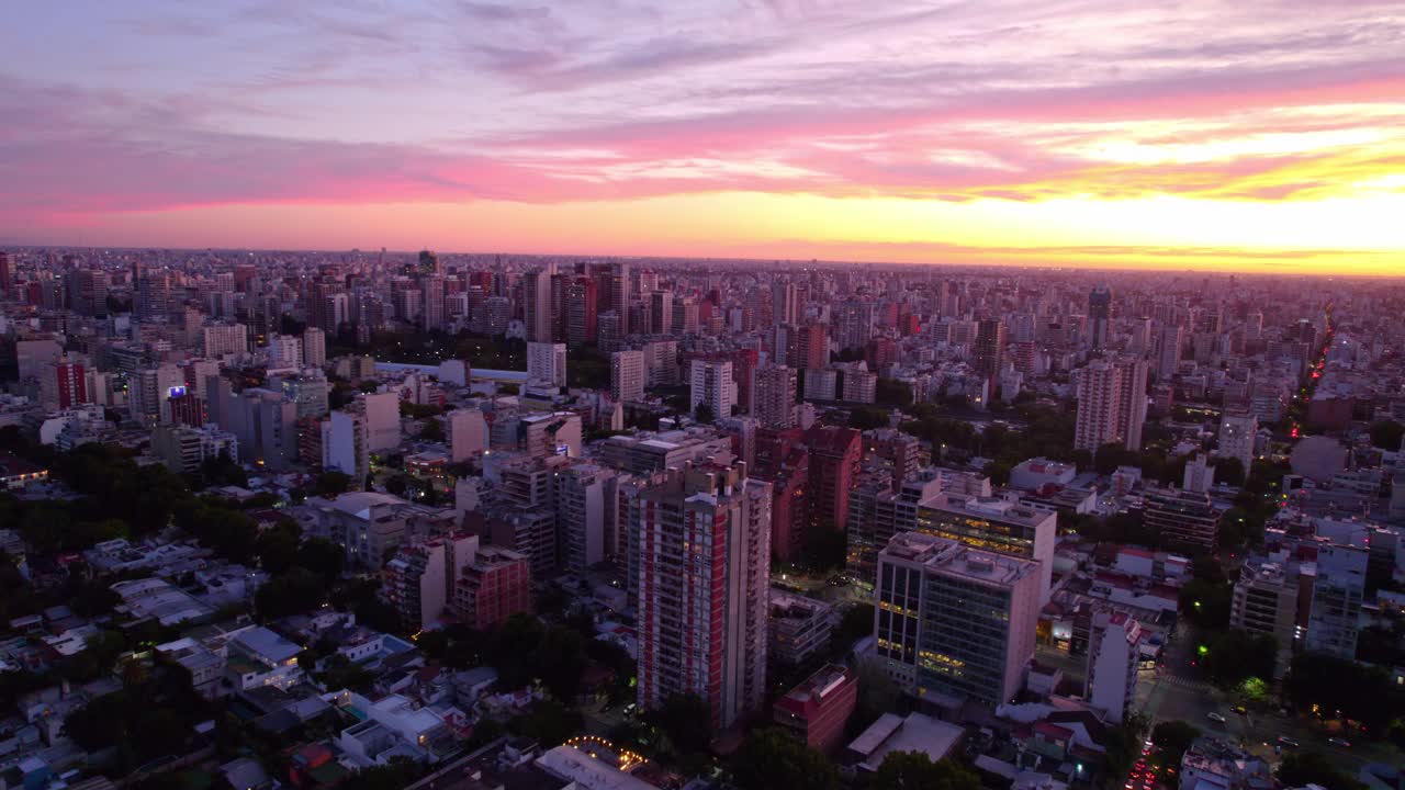 drone sobrevuelo barrio núñez skyline al atardecer, paisaje urbano de buenos aires