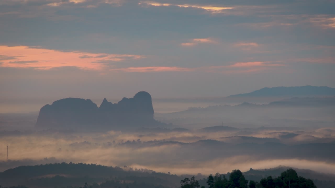 산이나 풍경 위에 낮은 구름과 안개의 시간 경과