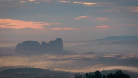 Zeitraffer-Von-Niedrigen-Wolken-Und-Nebel-über-Berg-Oder-Landschaft