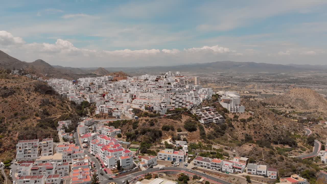 El pueblo blanco de Mojácar durante el día