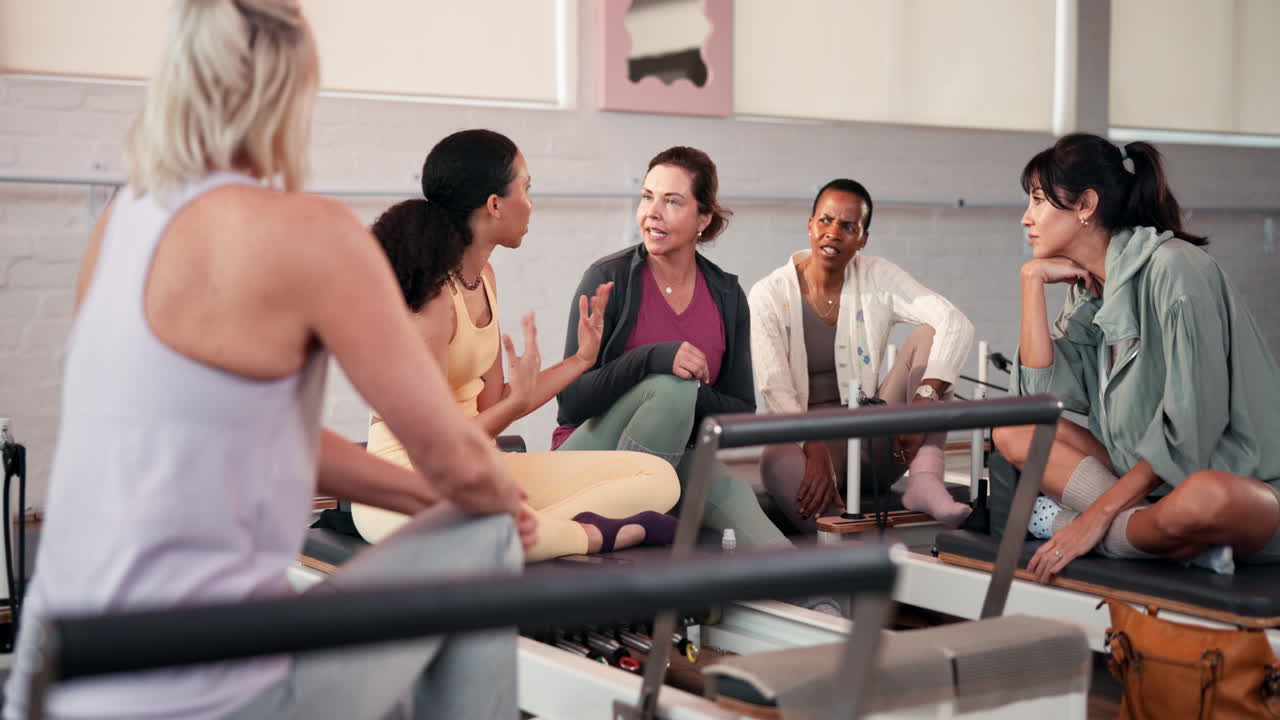 Gruppe af kvinder i et pilatesstudie