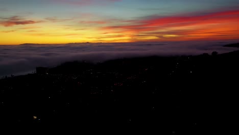 Antena-De-Noche-O-Anochecer-Sobre-Niebla-Rodando-Hacia-La-Ciudad-De-Ventura-California-Cerca-De-Los-Ángeles-3