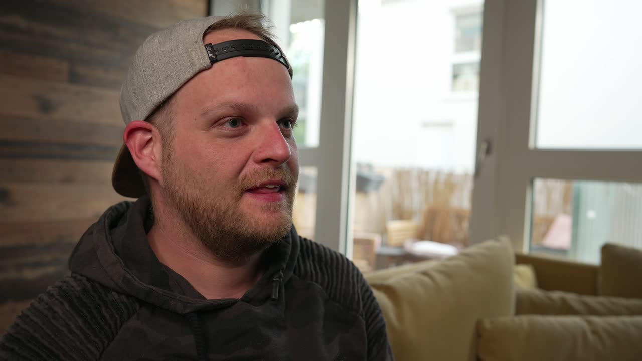 juegos - hombre milenario pierde jugando videojuegos, pone la mano en la cabeza, cierra