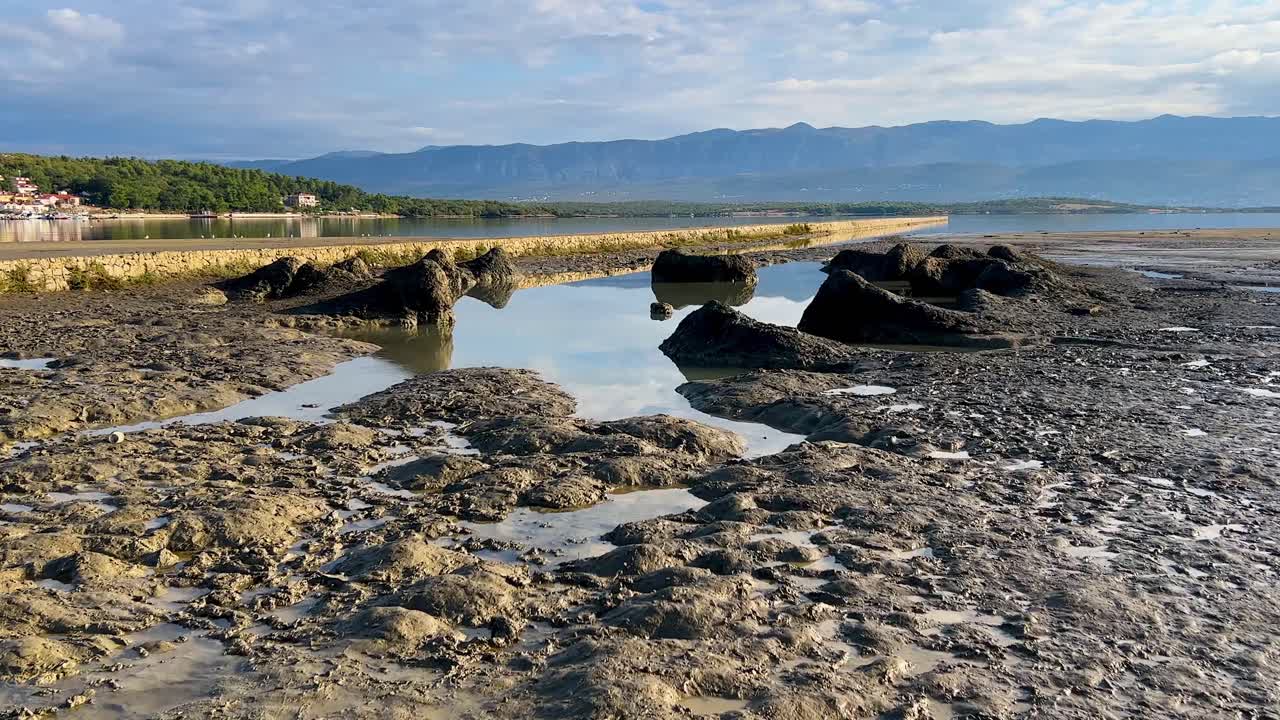 playa de barro saludable en cizici soline en la isla krk, bahía kvarner de croacia-1