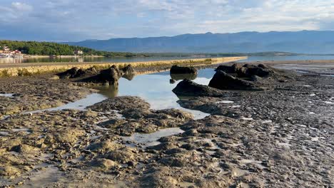 Playa-De-Barro-Saludable-En-Cizici-Soline-En-La-Isla-Krk,-Bahía-Kvarner-De-Croacia-1