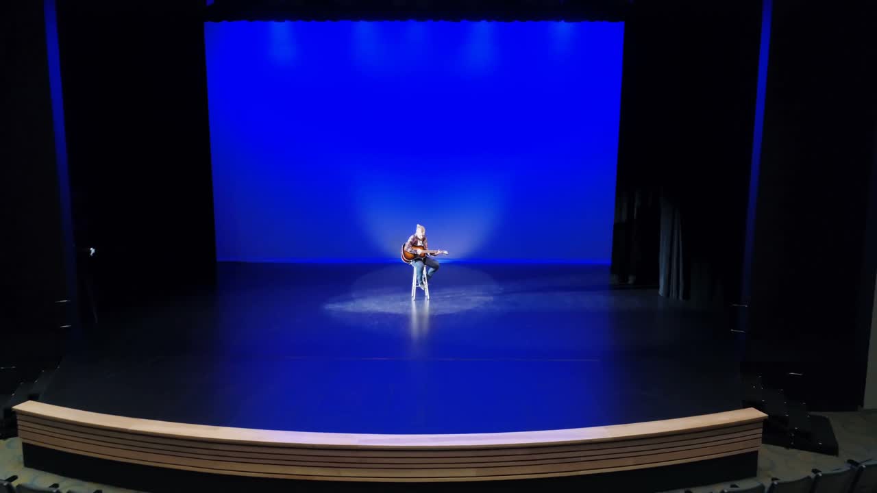 Chitarrista che suona la chitarra sul palco 4k