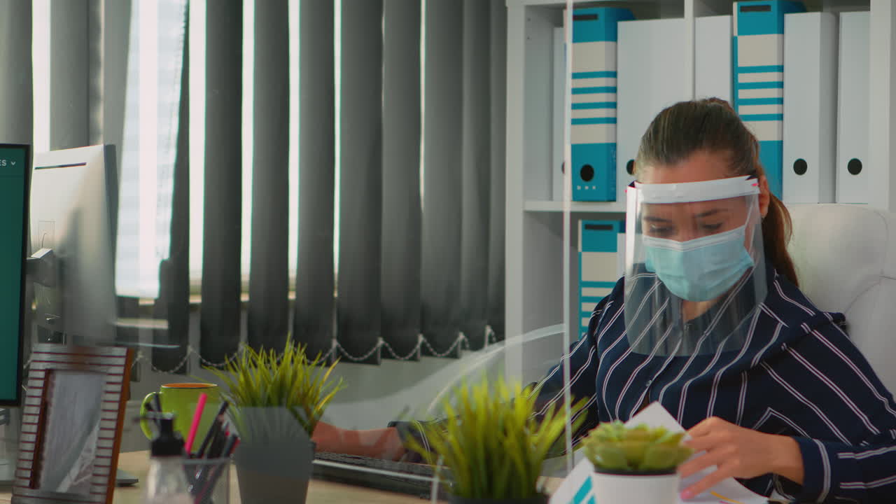 코로나19 마스크를 착용한 사업가가 동료와 토론하고 있다.