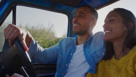 pareja joven en un viaje por carretera en su camioneta pick-up