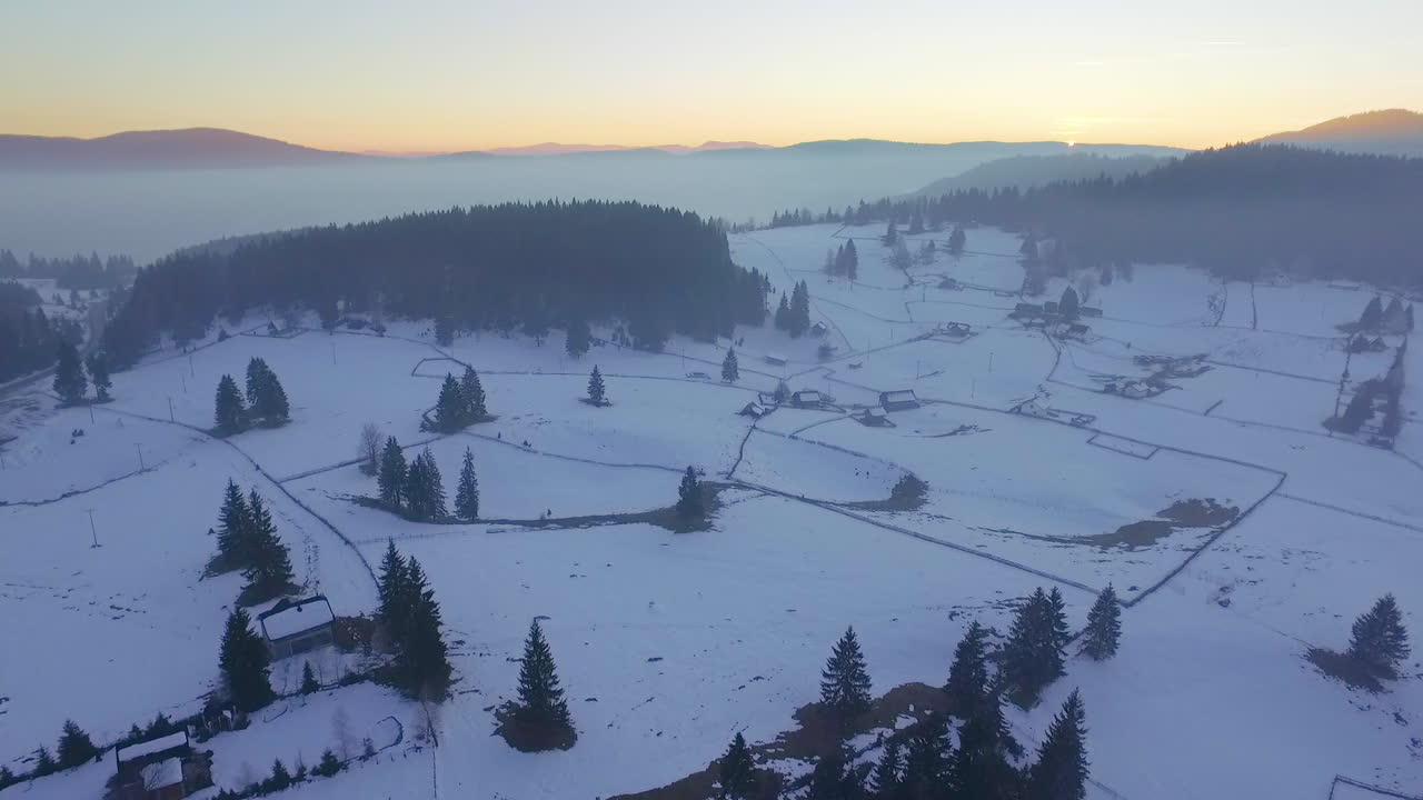 일몰, 보스니아 헤르체고비나 자호리나 산에 있는 관광 스포츠, 스키장, 레크리에이션 리조트의 공중 전망