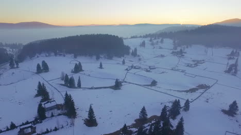 Vista-Aérea-Del-Deporte-Turístico,-Zona-De-Esquí-Y-Complejo-Recreativo-En-La-Montaña-Jahorina-Al-Atardecer,-Bosnia-Y-Herzegovina