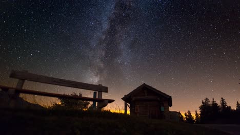 Timelapse-Controlado-Por-Movimiento-De-La-Vía-Láctea-Con-Un-Banco-En-Primer-Plano