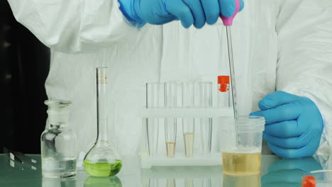 técnico de laboratorio hace una prueba de orina