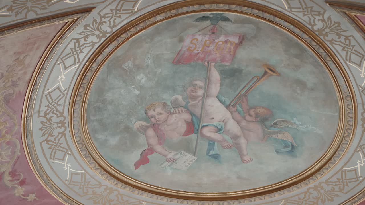 Affresco dipinto sul soffitto raffigurante cherubini e arte religiosa decorativa