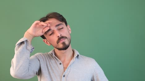 chico aburrido y soñoliento fondo verde
