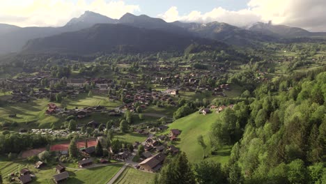 Luftaufnahmen-Von-Drohnen,-Die-über-Einem-Wunderschönen-Bergdorf-In-Den-Schweizer-Alpen-Kreisen