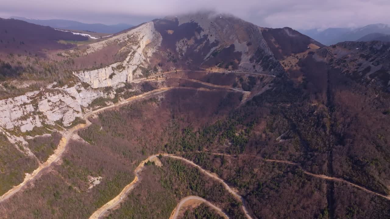 La luce dall'alto illumina una strada che si snoda attraverso il paesaggio francese.