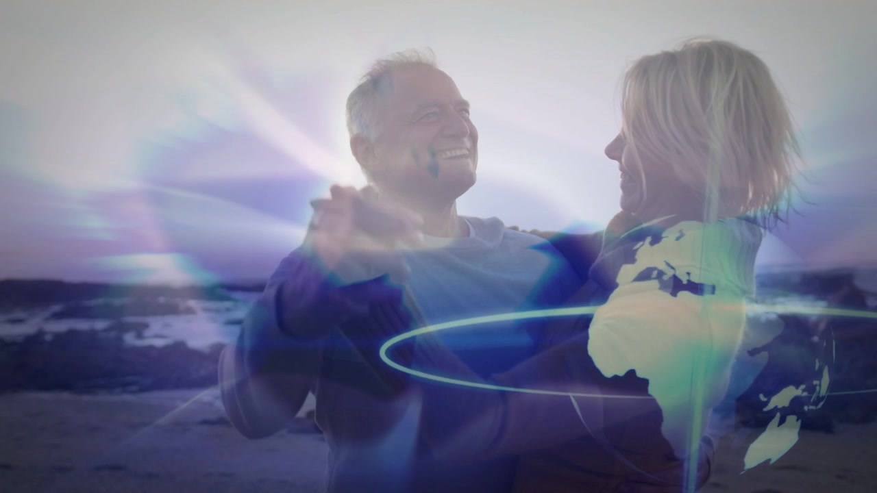 Donna matura e uomo anziano che si tengono per mano, volteggiando sulla costa, mostrando amore, con un globo che orbita, per marketing