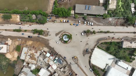 vista aérea de las aves sobre el tráfico que gira alrededor de la rotonda de allaha wala chowk