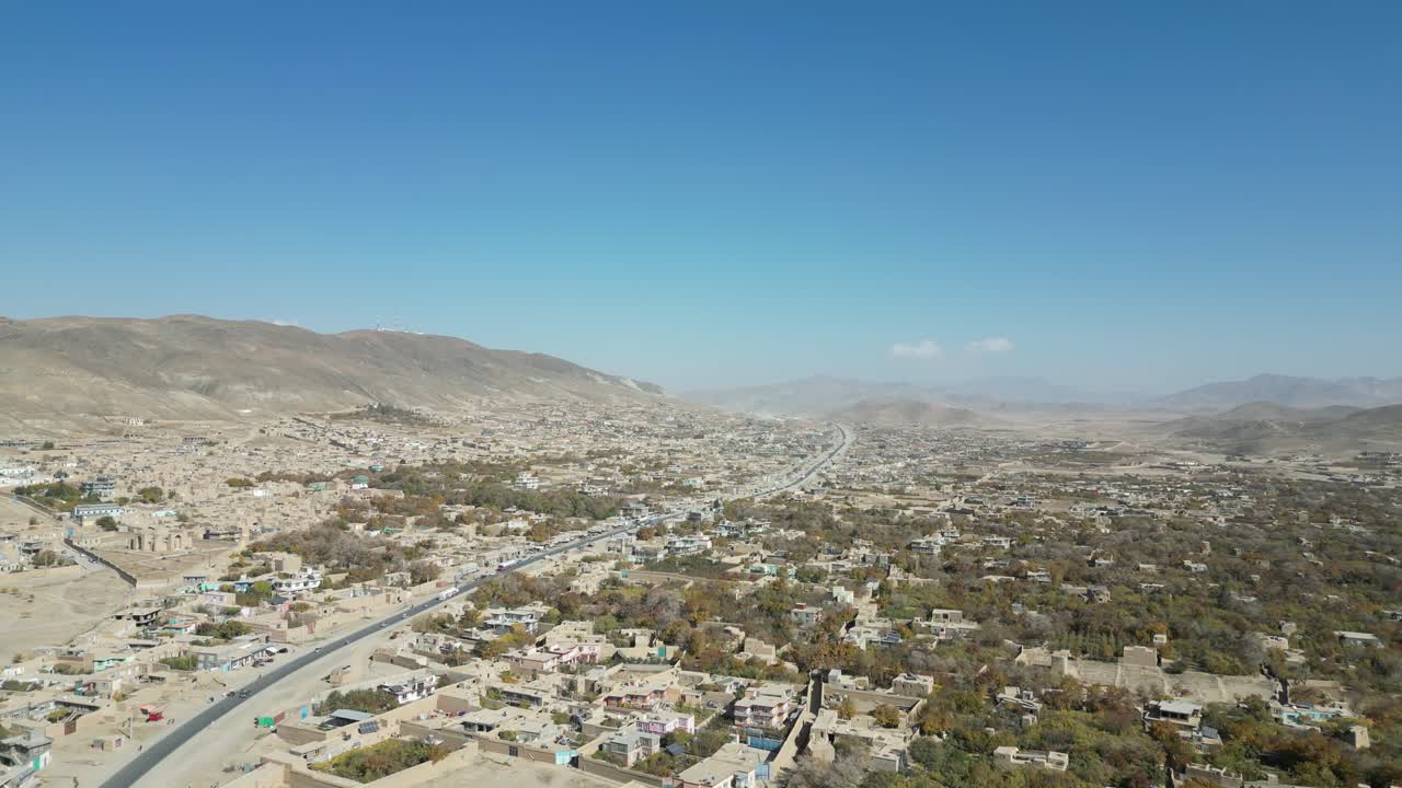 Auto che percorrono la strada lungo la Via della Seta nella città di Ghazni, in Afghanistan. - ripresa aerea