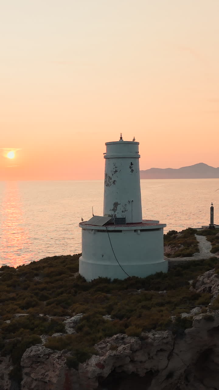 Faro pittoresco al tramonto con vista sull'oceano