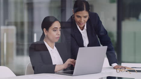 Zwei-Geschäftsfrauen-Arbeiten-Gemeinsam-An-Einem-Laptop